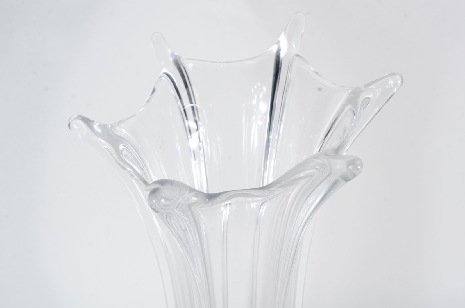 Sete peças diversas, sendo: 2 vasos de vidro, solifleur, bowl de... - foto 2 de 11