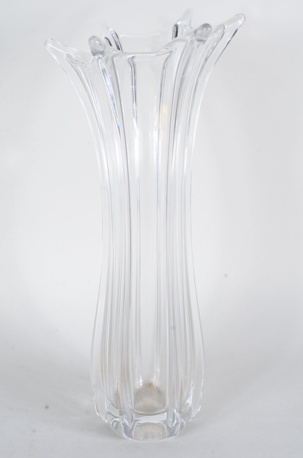 Sete peças diversas, sendo: 2 vasos de vidro, solifleur, bowl de... - foto 4 de 11