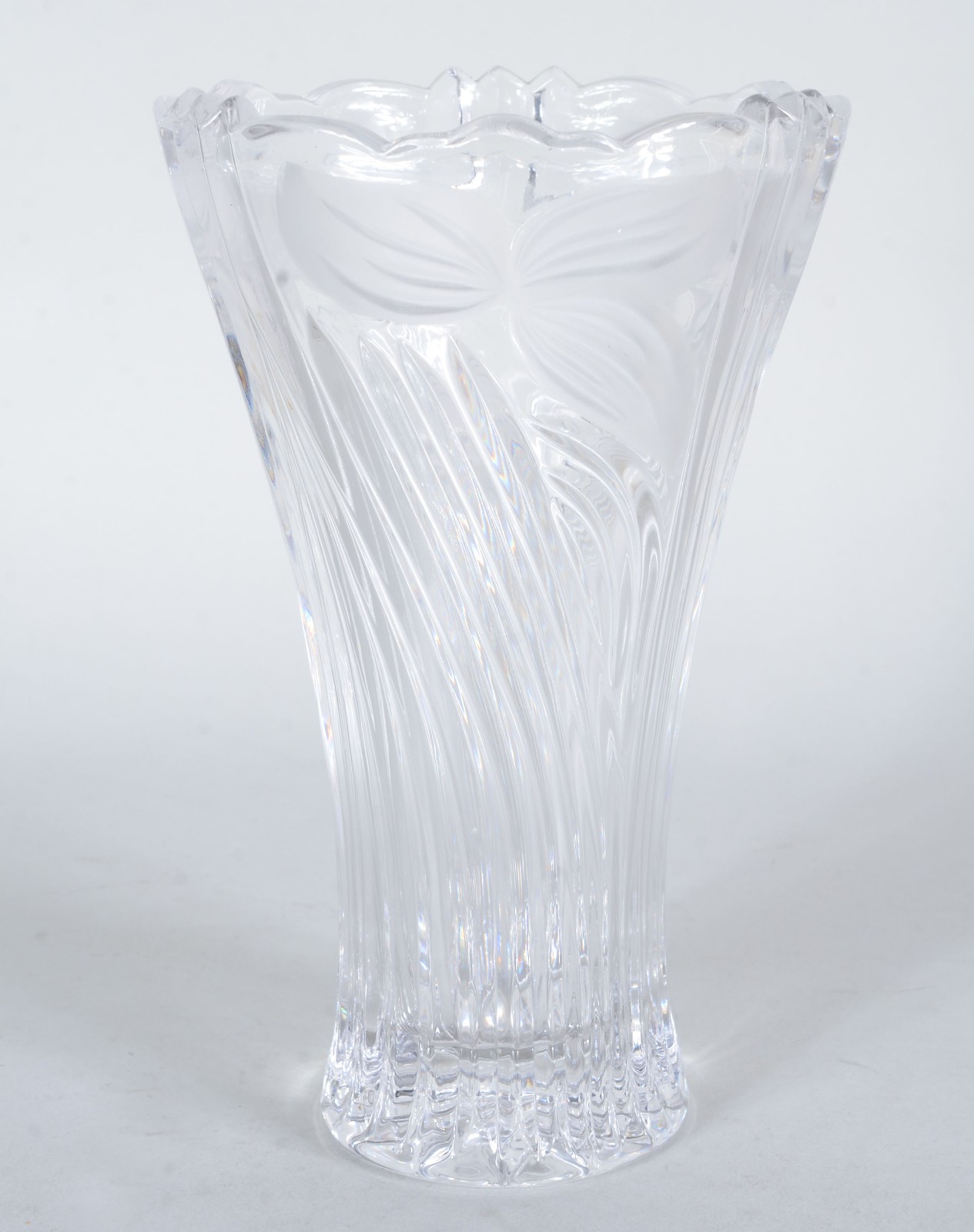 Sete peças diversas, sendo: 2 vasos de vidro, solifleur, bowl de... - foto 9 de 11