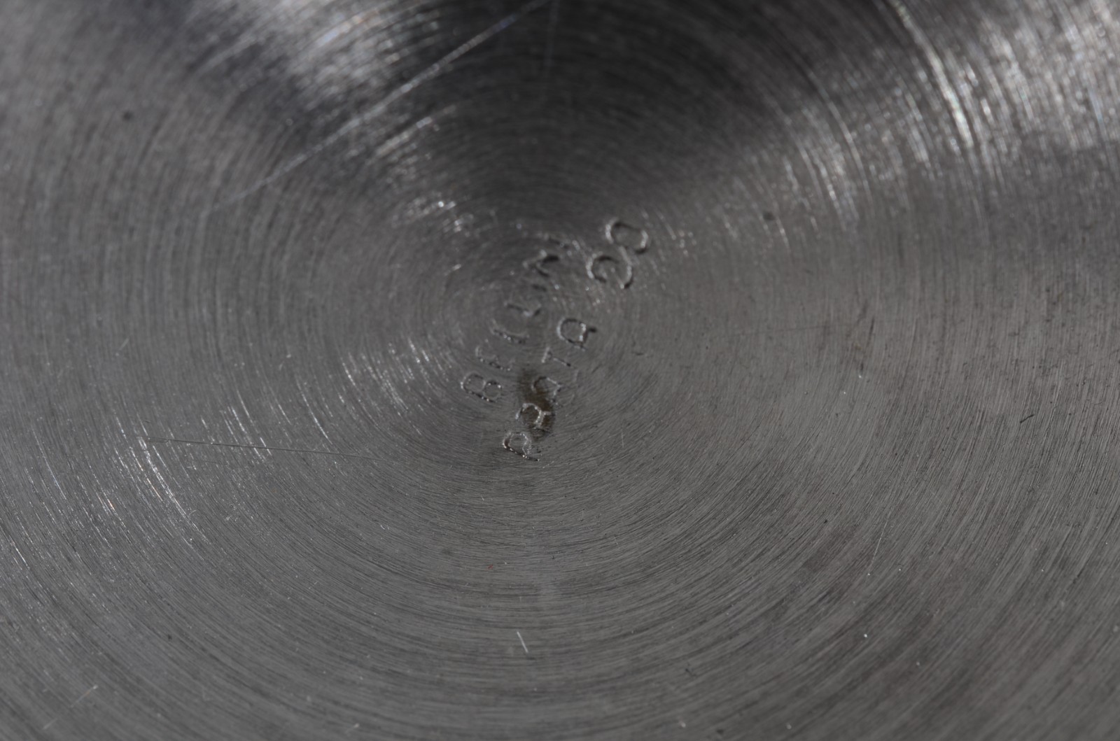 Diversas peças de metal prateado, sendo: coqueteleira, porta garrafa... - foto 6 de 9