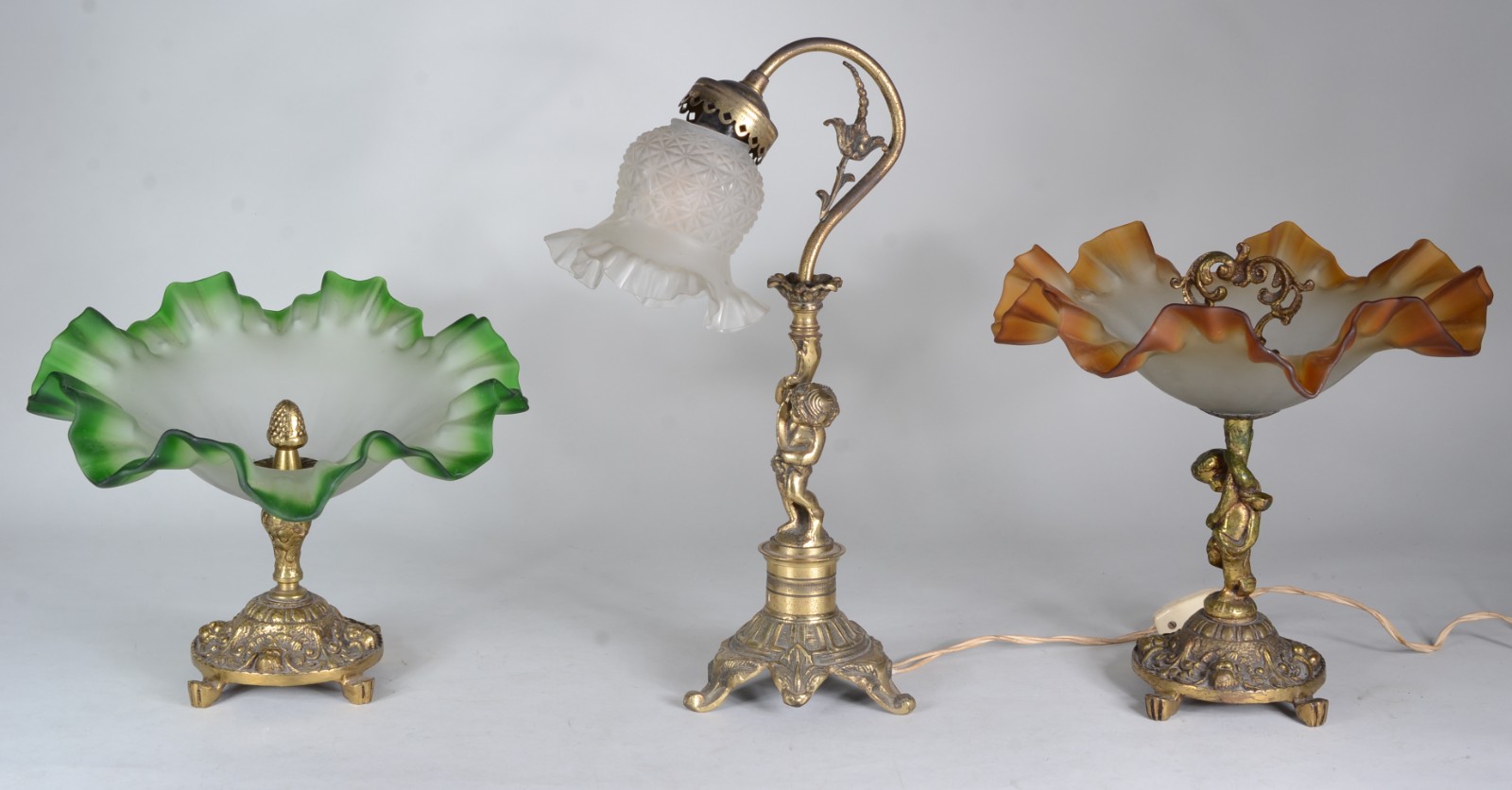 Três peças diversas de metal dourado e vidro, sendo: 2 centros de... - foto 1 de 11