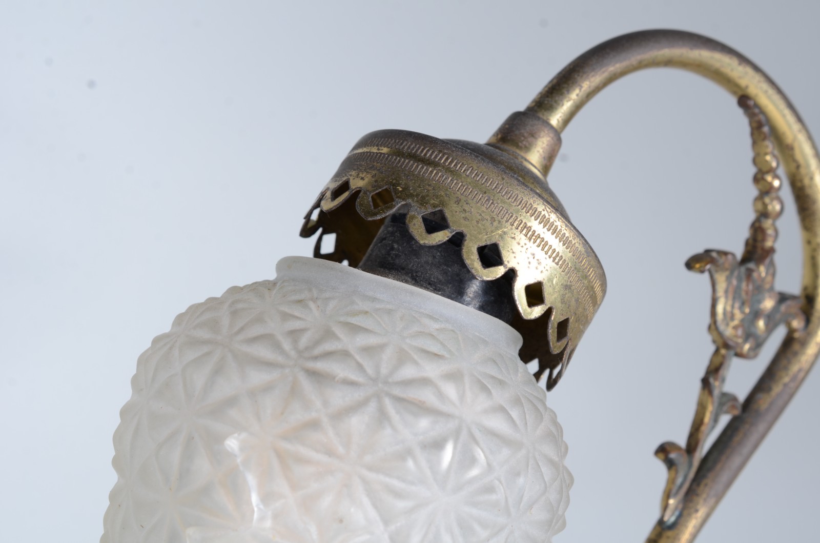 Três peças diversas de metal dourado e vidro, sendo: 2 centros de... - foto 8 de 11
