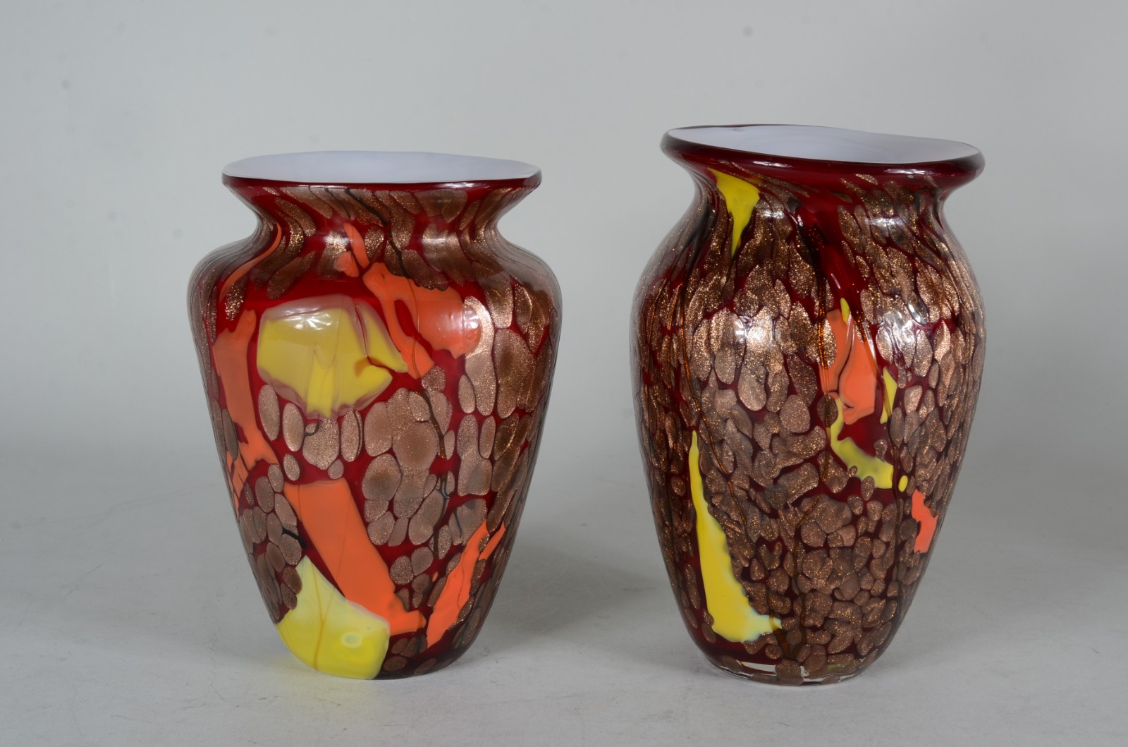Dois vasos de vidro decorativo mesclados nas cores laranja, vermelho... - foto 1 de 5