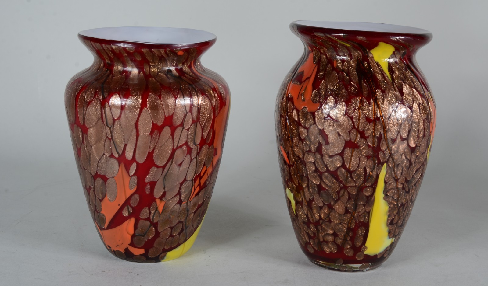 Dois vasos de vidro decorativo mesclados nas cores laranja, vermelho... - foto 2 de 5