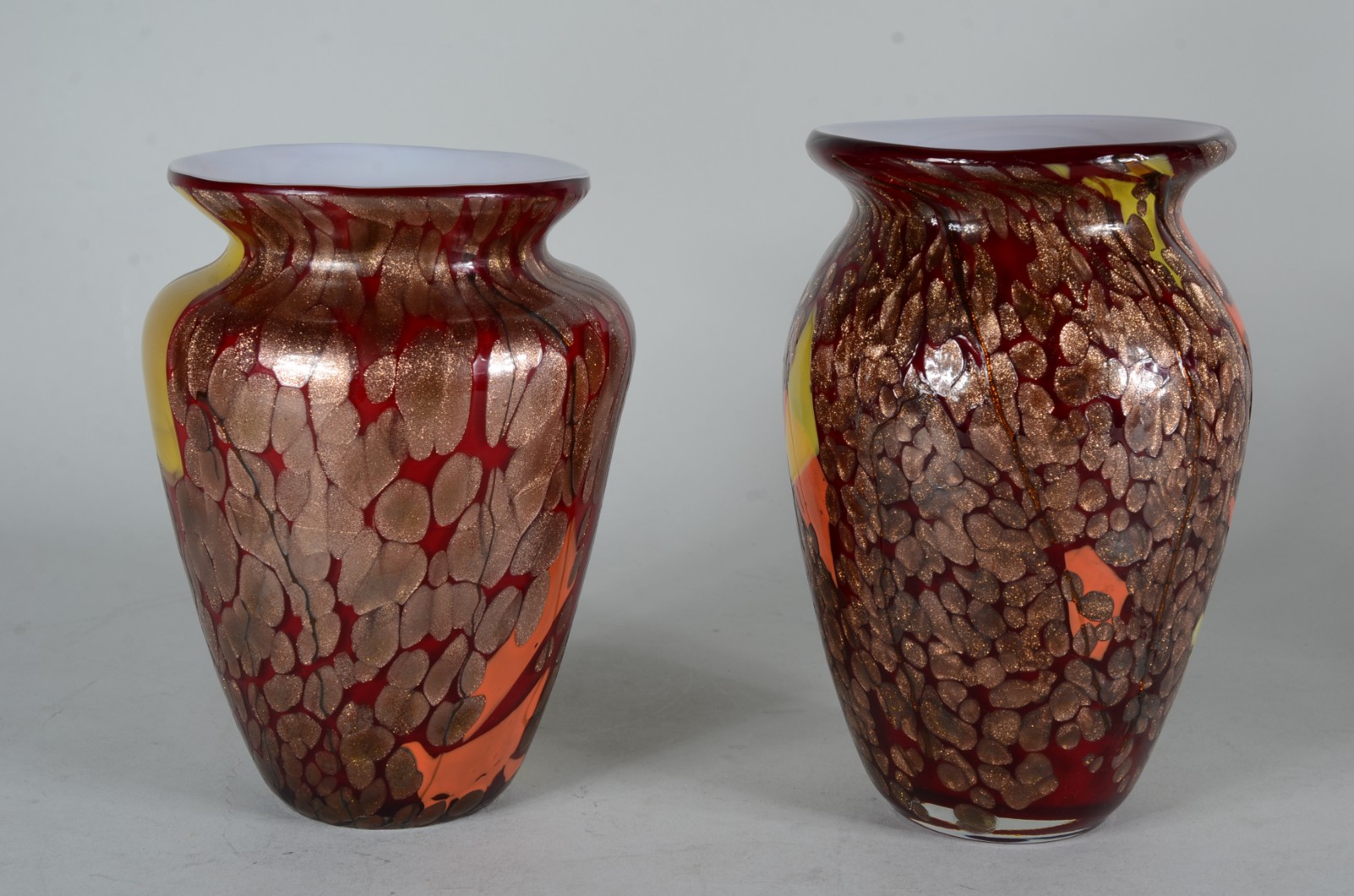 Dois vasos de vidro decorativo mesclados nas cores laranja, vermelho... - foto 3 de 5