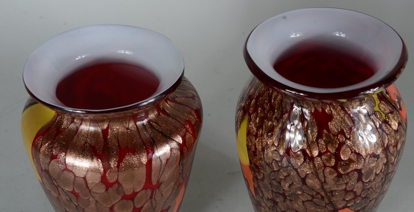 Dois vasos de vidro decorativo mesclados nas cores laranja, vermelho... - foto 4 de 5