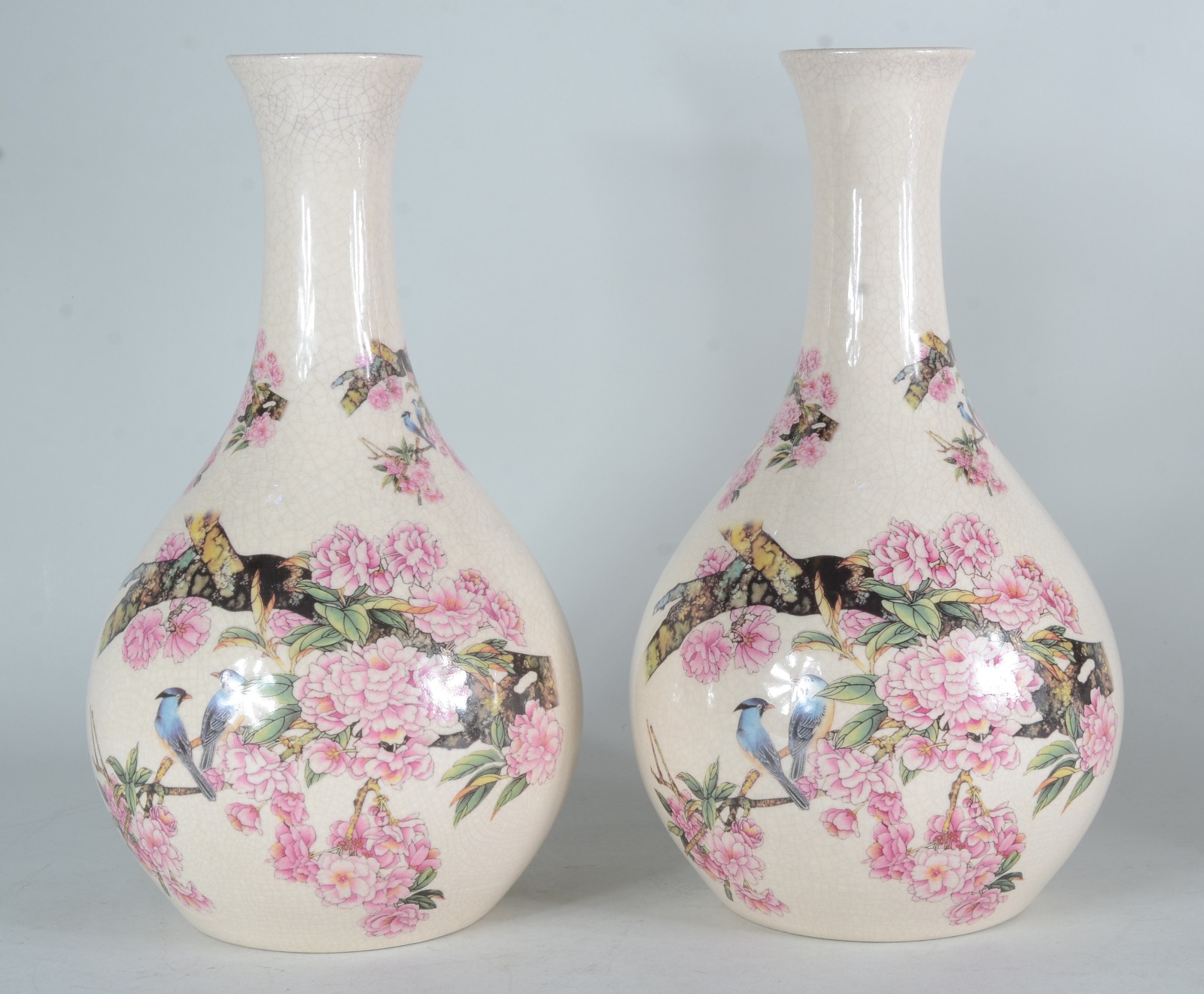 Par de vasos de cerâmica, fundo bege com flores e pássaros em... - foto 1 de 6