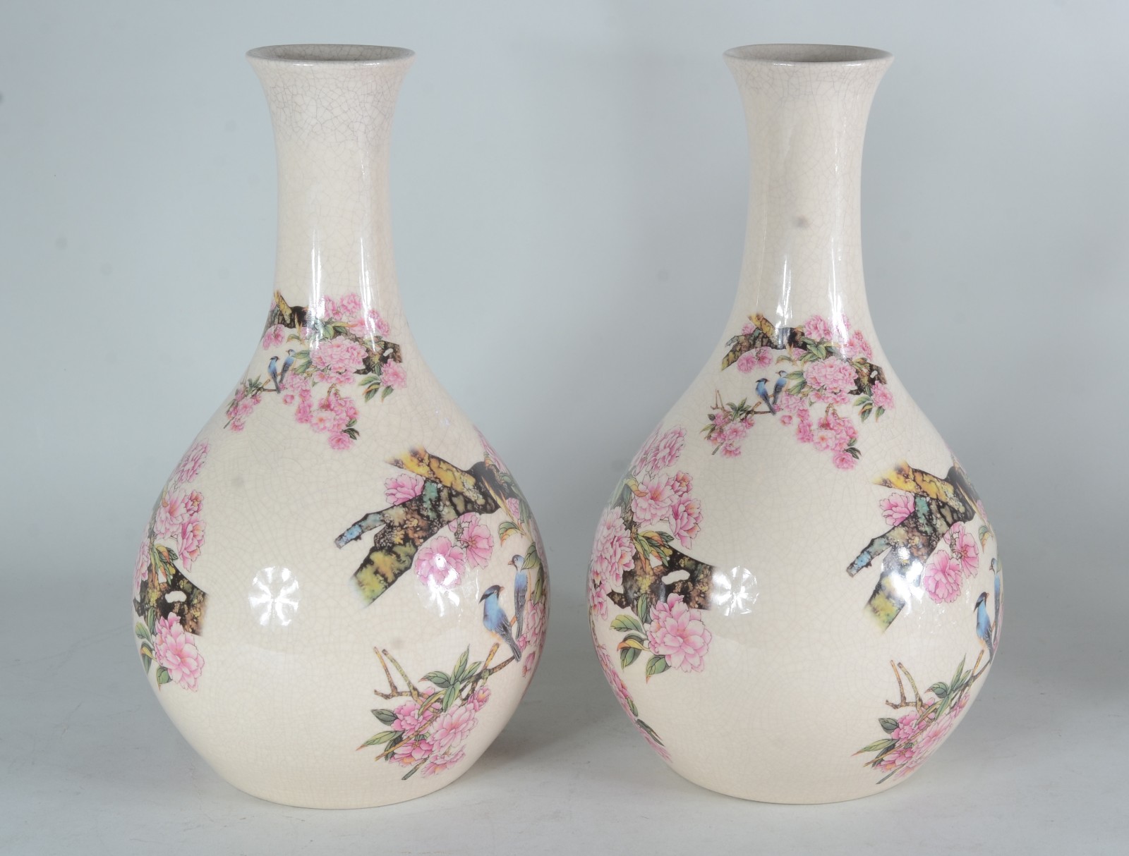 Par de vasos de cerâmica, fundo bege com flores e pássaros em... - foto 2 de 6