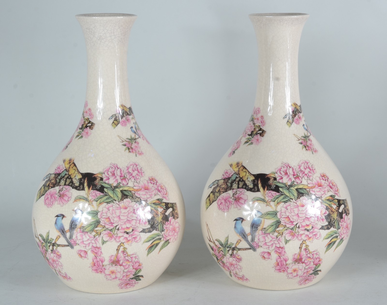 Par de vasos de cerâmica, fundo bege com flores e pássaros em... - foto 3 de 6