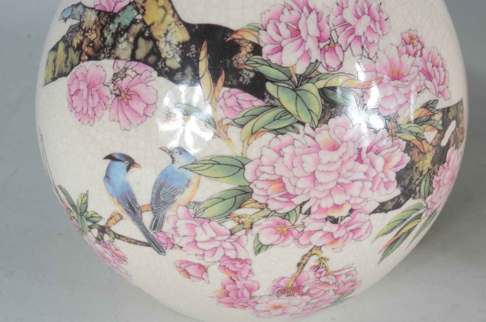 Par de vasos de cerâmica, fundo bege com flores e pássaros em... - foto 4 de 6
