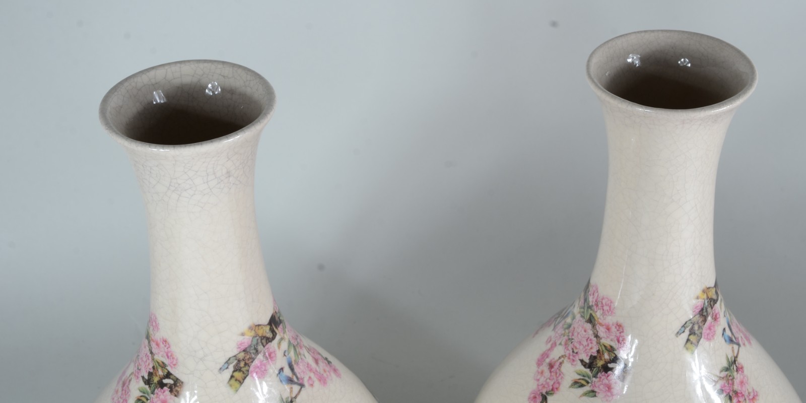 Par de vasos de cerâmica, fundo bege com flores e pássaros em... - foto 5 de 6