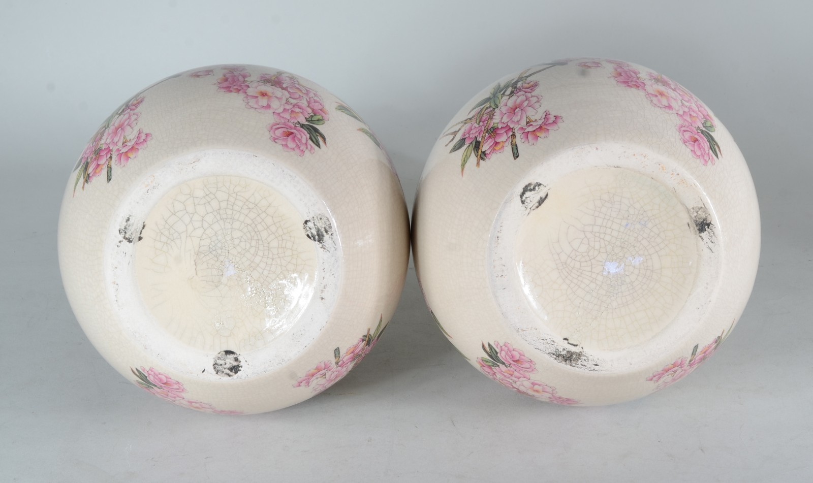 Par de vasos de cerâmica, fundo bege com flores e pássaros em... - foto 6 de 6