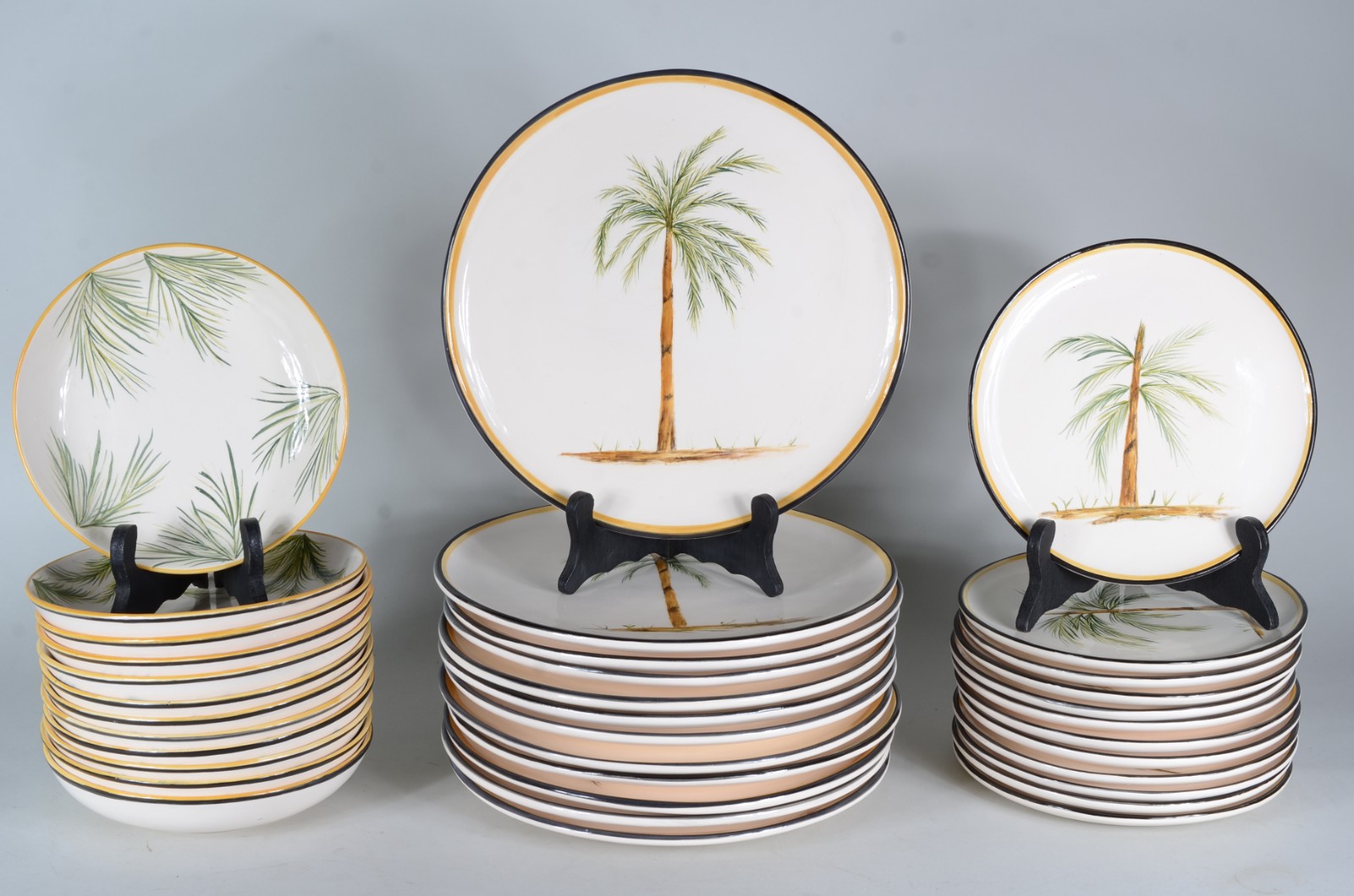 Serviço de jantar de cerâmica pintada à mão com motivos de "coqueiros... - foto 1 de 7
