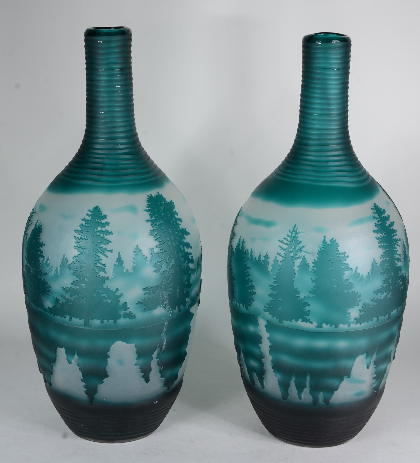 Par de vasos de vidro decorativo com paisagem em tom de verde. - foto 1 de 6