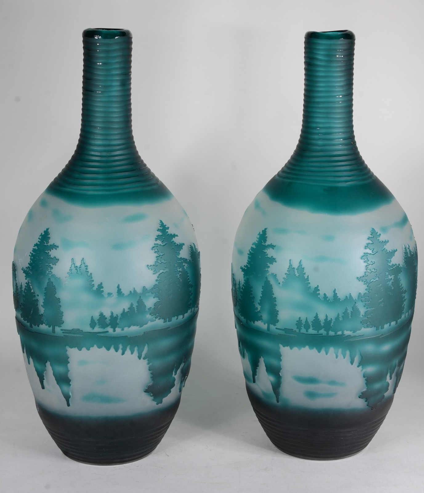 Par de vasos de vidro decorativo com paisagem em tom de verde. - foto 2 de 6