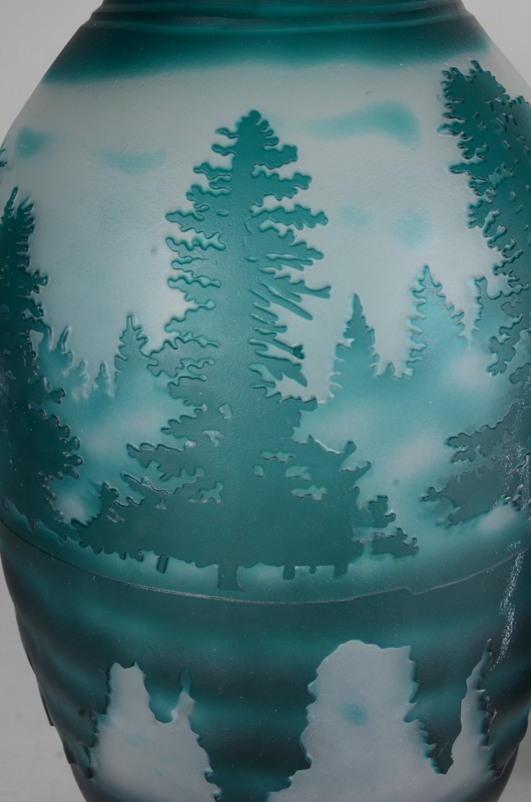 Par de vasos de vidro decorativo com paisagem em tom de verde. - foto 3 de 6