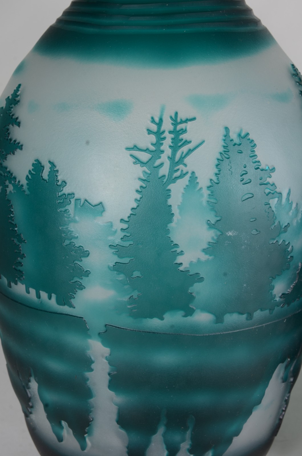 Par de vasos de vidro decorativo com paisagem em tom de verde. - foto 4 de 6