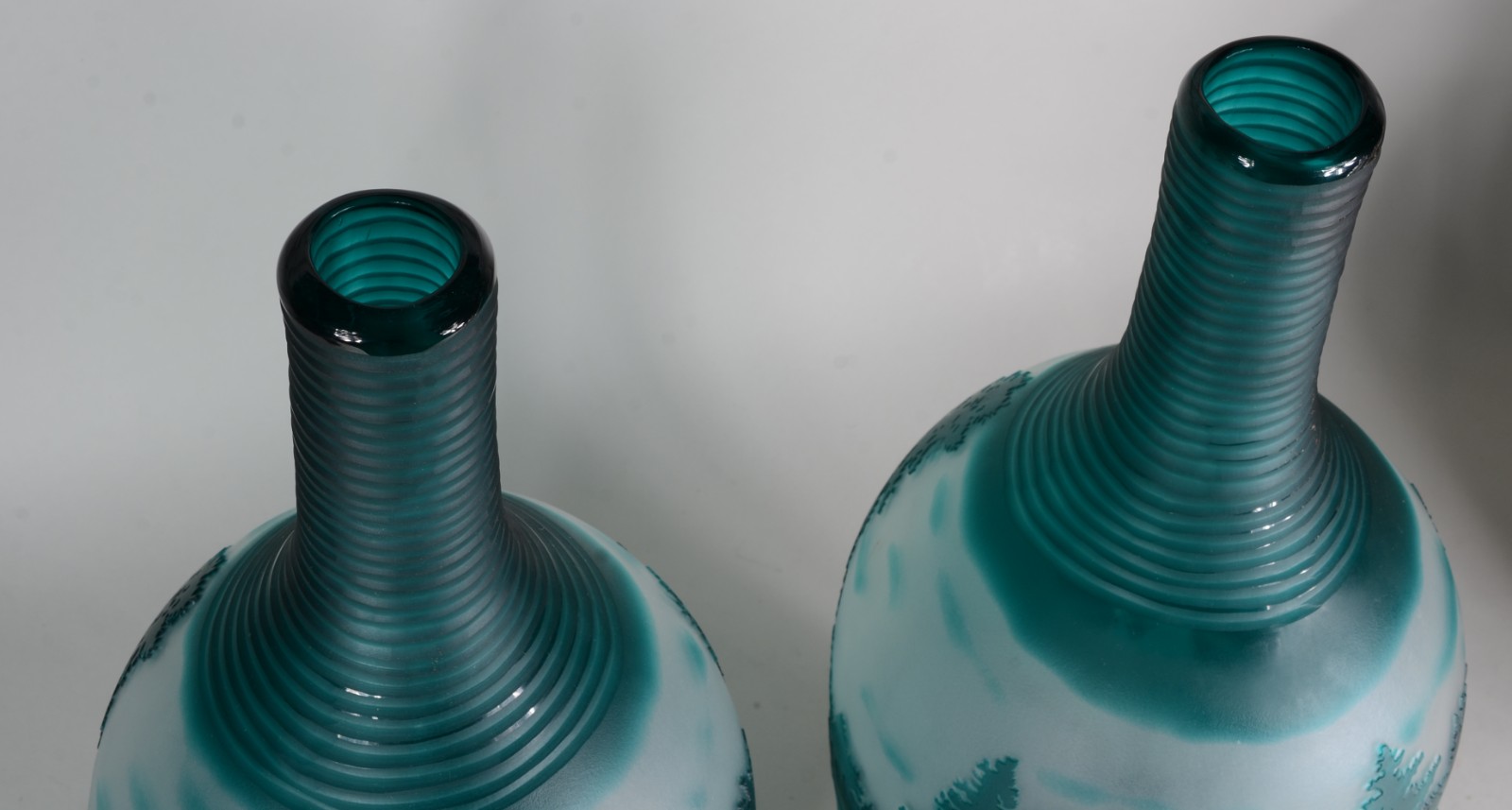 Par de vasos de vidro decorativo com paisagem em tom de verde. - foto 5 de 6