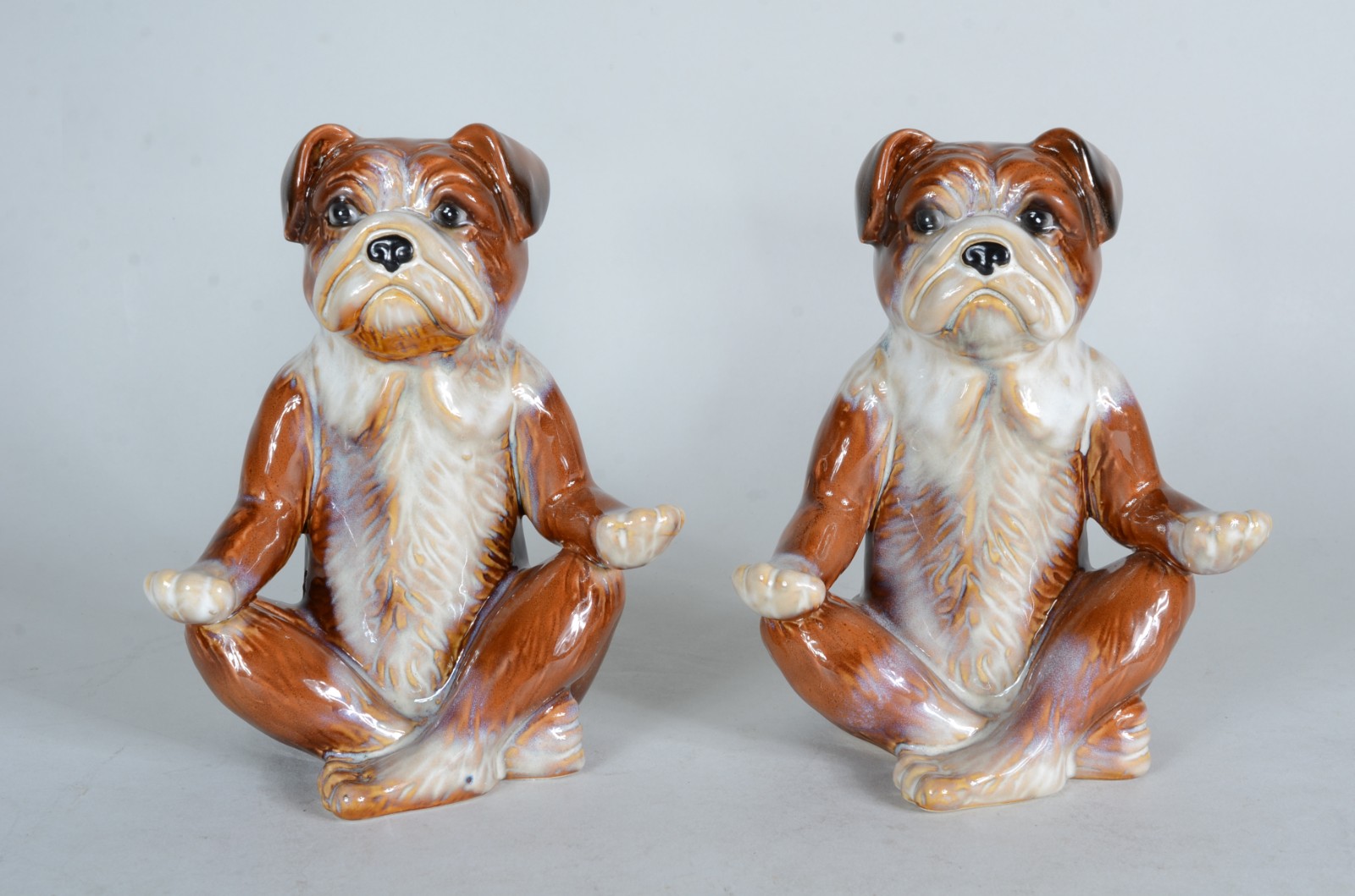 Duas estatuetas de porcelana policromada representando "cachorros em... - foto 1 de 5