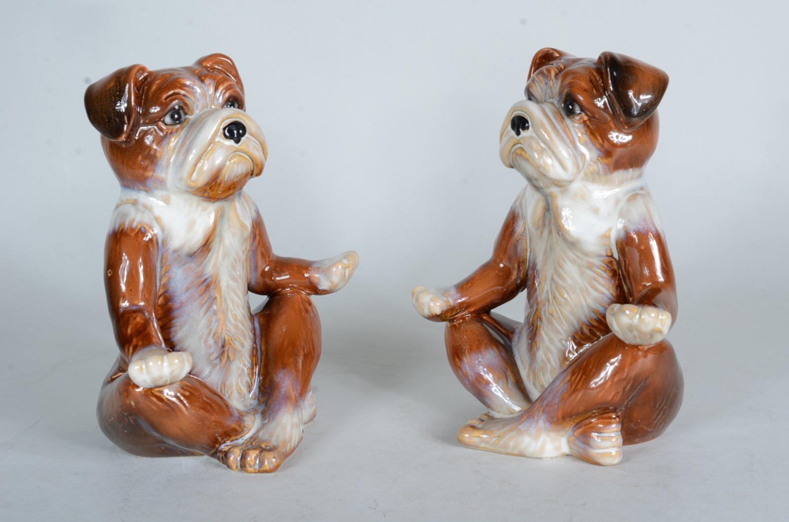 Duas estatuetas de porcelana policromada representando "cachorros em... - foto 2 de 5