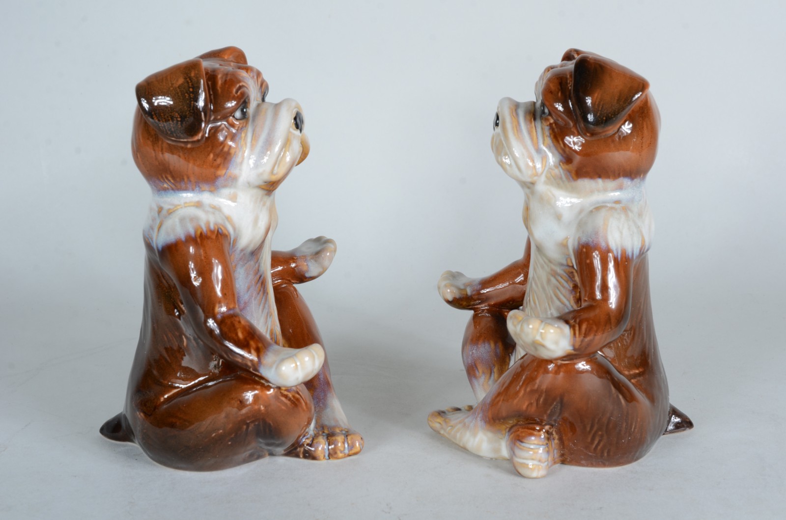 Duas estatuetas de porcelana policromada representando "cachorros em... - foto 3 de 5