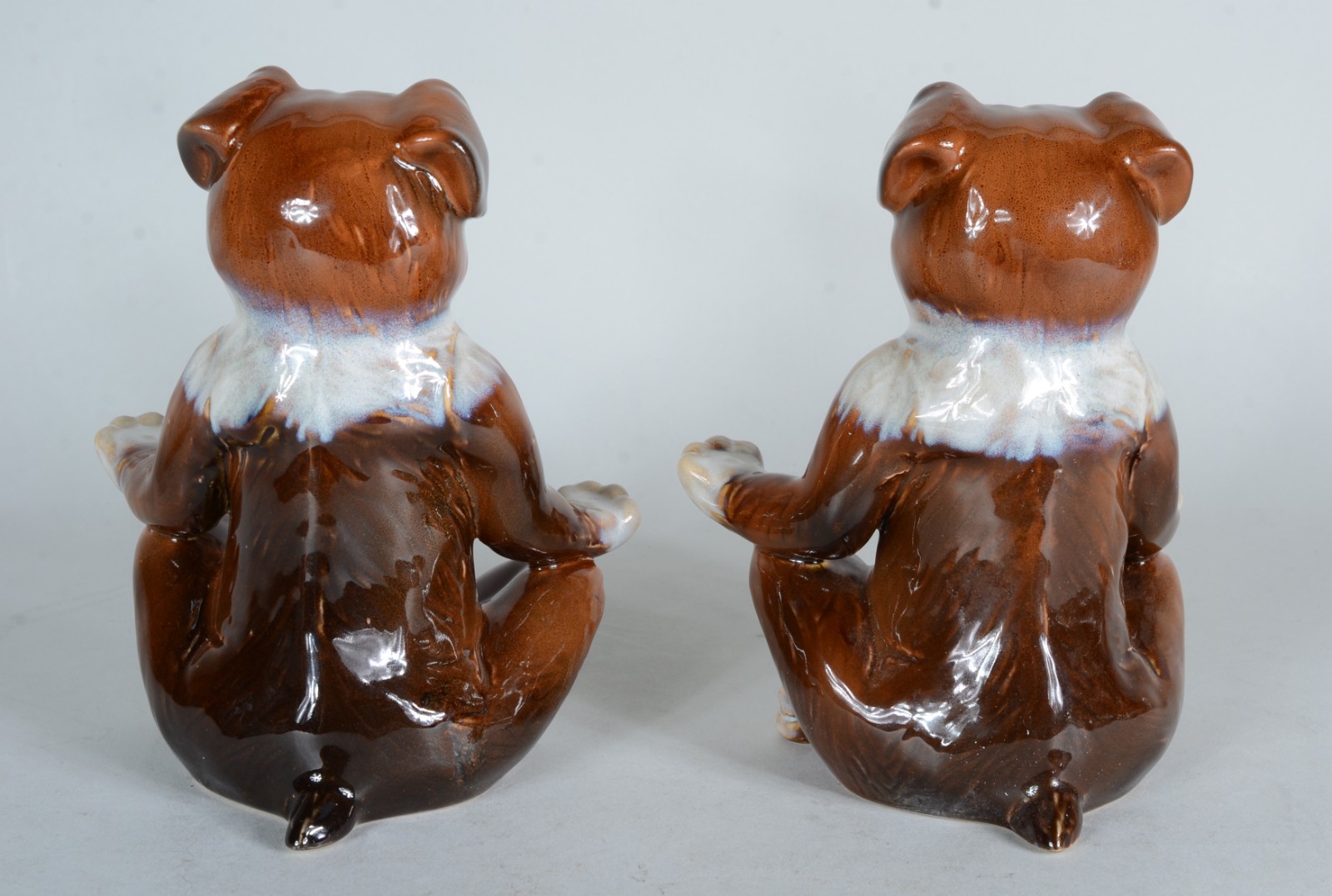 Duas estatuetas de porcelana policromada representando "cachorros em... - foto 4 de 5