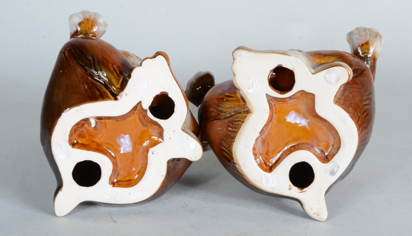 Duas estatuetas de porcelana policromada representando "cachorros em... - foto 5 de 5