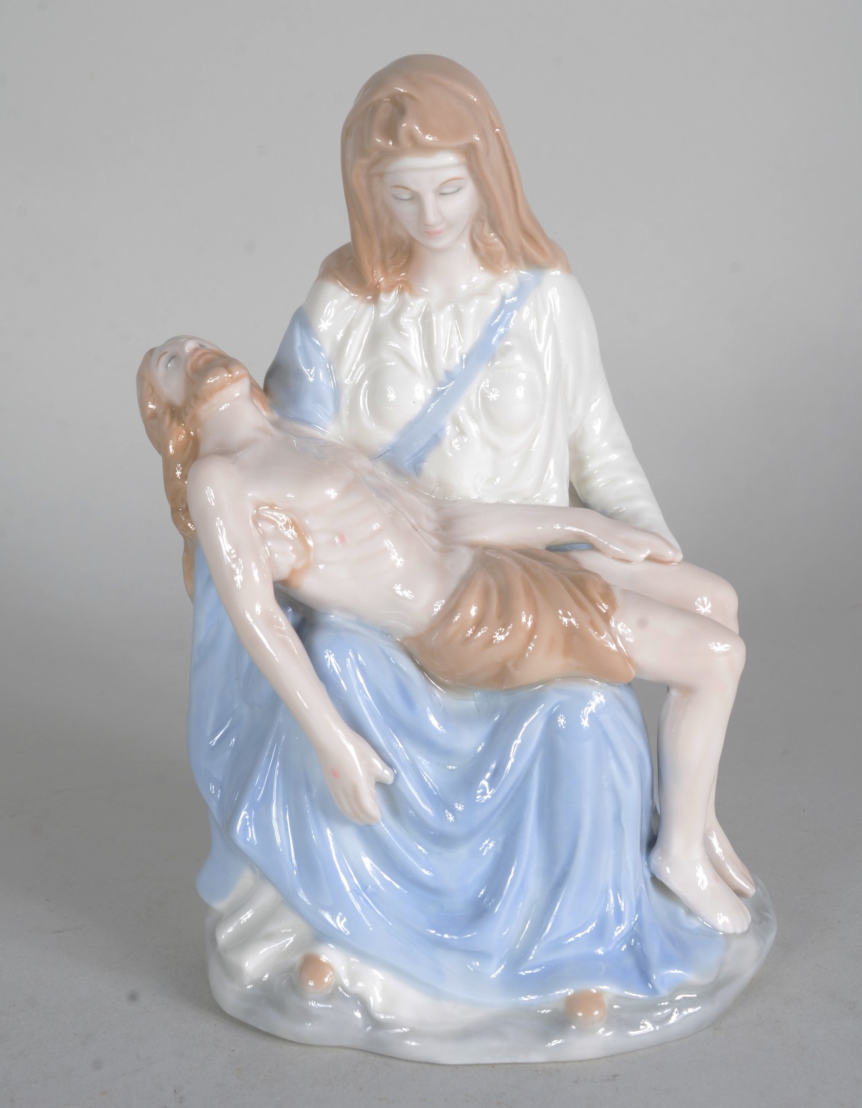 Estatueta de porcelana policromada representando "Pietá". - foto 1 de 7