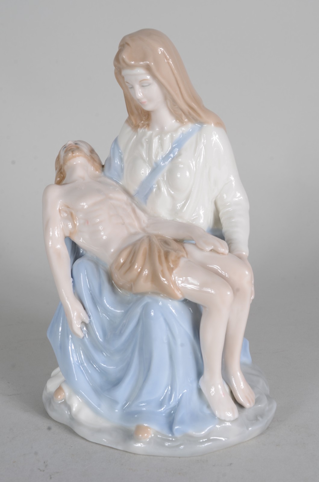 Estatueta de porcelana policromada representando "Pietá". - foto 2 de 7