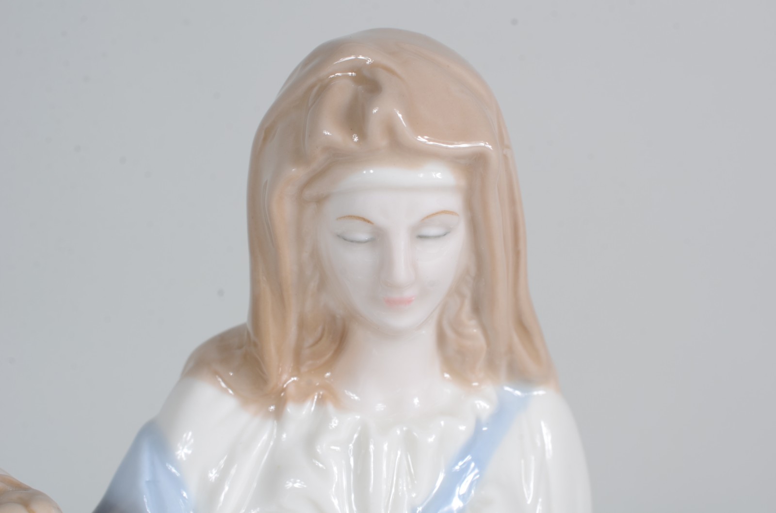 Estatueta de porcelana policromada representando "Pietá". - foto 3 de 7