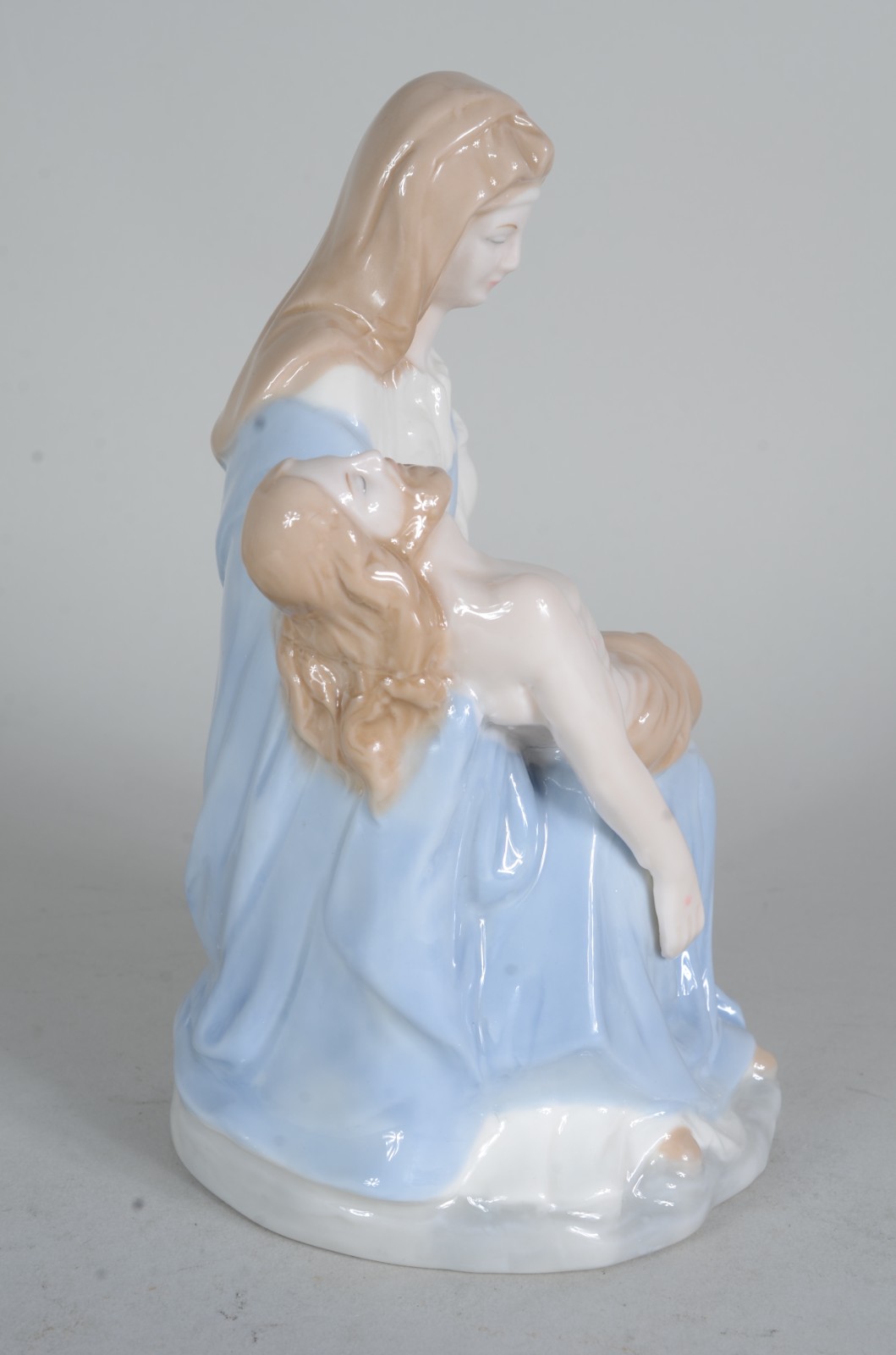 Estatueta de porcelana policromada representando "Pietá". - foto 4 de 7