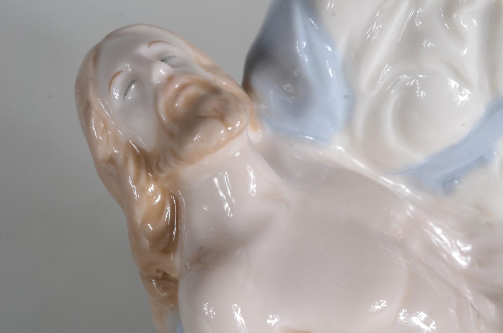 Estatueta de porcelana policromada representando "Pietá". - foto 5 de 7