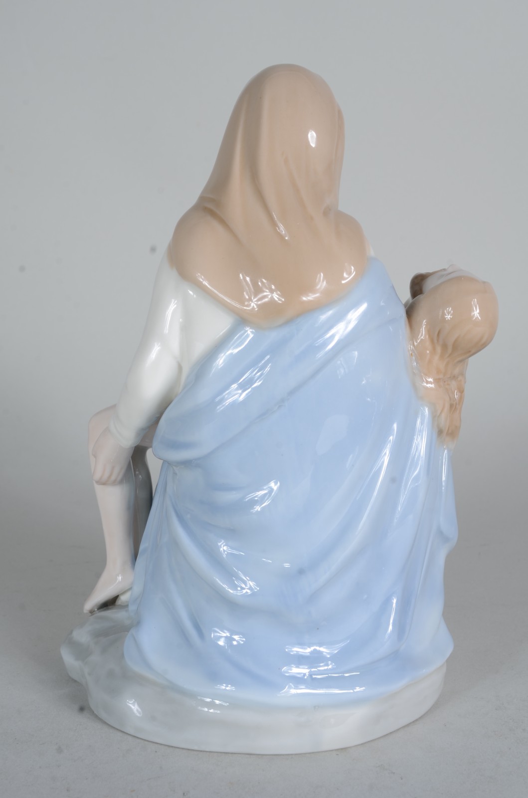 Estatueta de porcelana policromada representando "Pietá". - foto 6 de 7