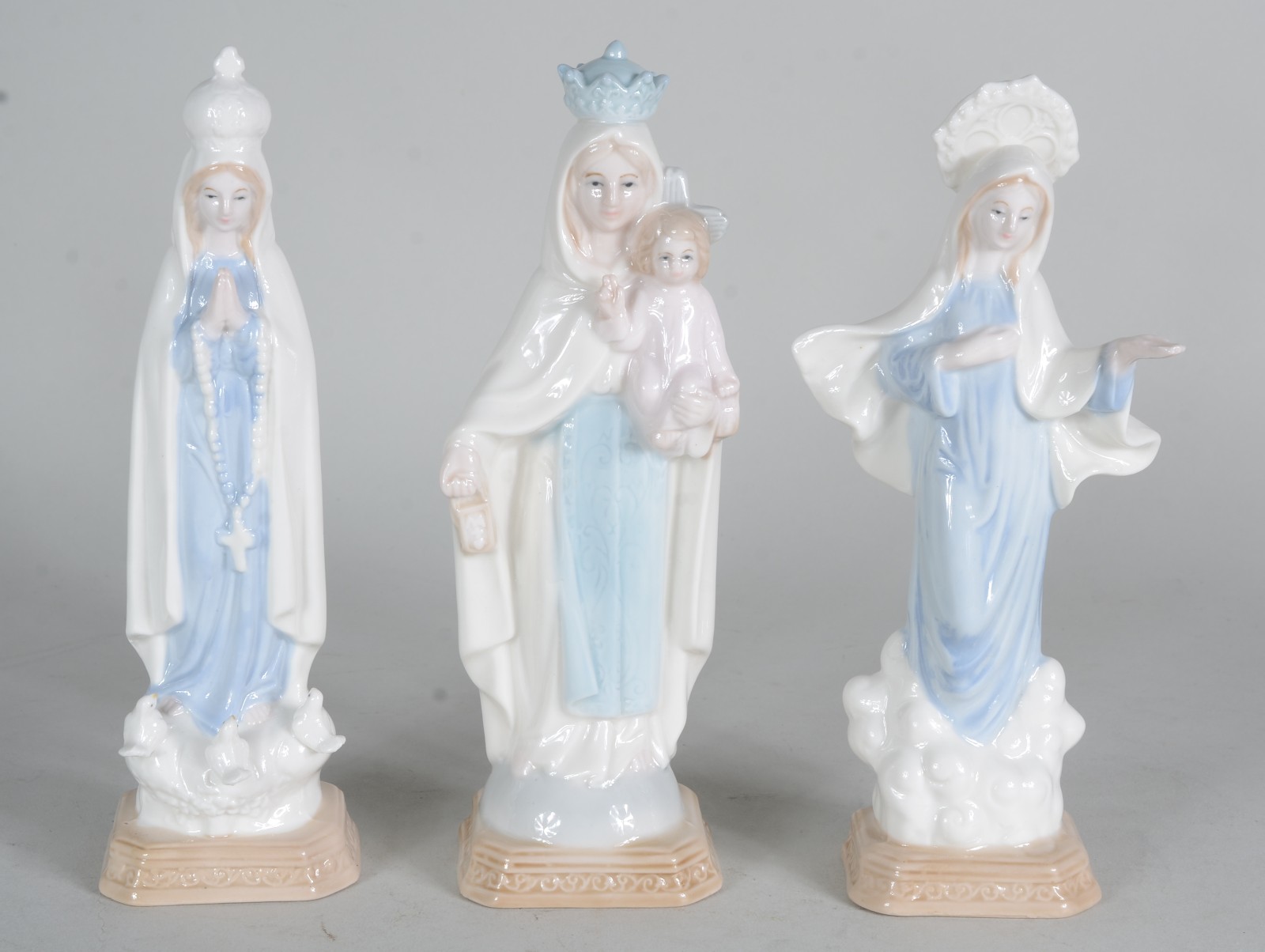 Três estatuetas de porcelana representando Nossa Senhora de Fatima... - foto 1 de 6