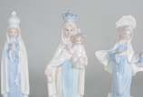 Três estatuetas de porcelana representando Noss... - Três estatuetas de porcelana representando Nossa Senhora de Fatima, Nossa Senhora da Conceição e Maria.