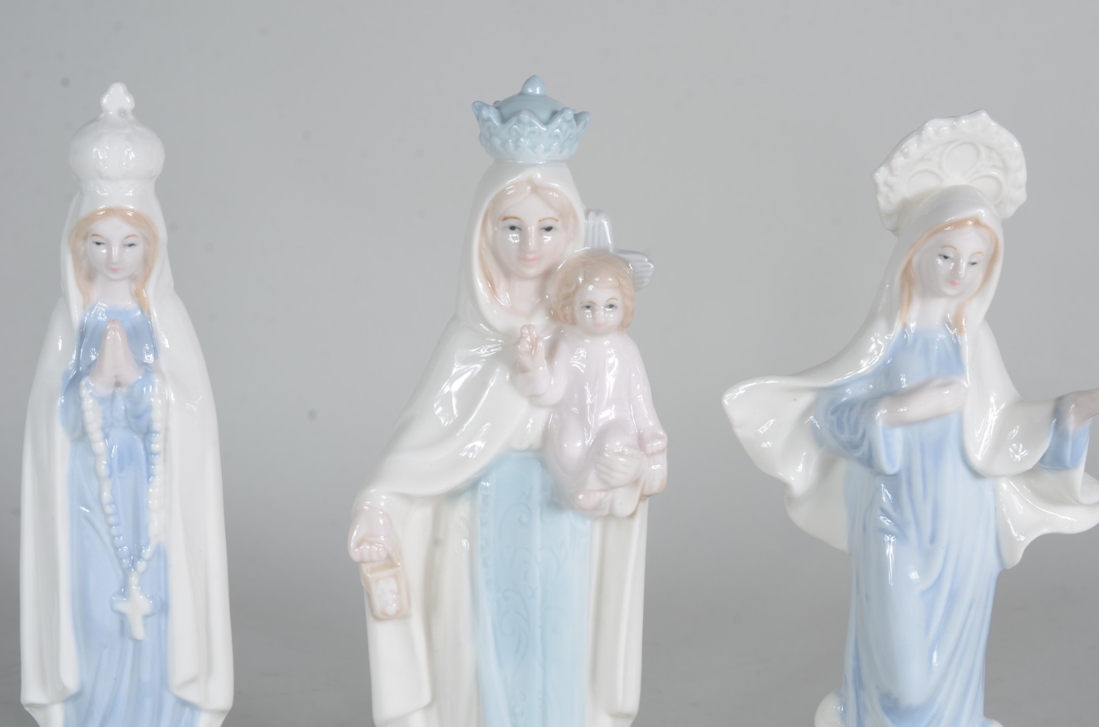 Três estatuetas de porcelana representando Nossa Senhora de Fatima... - foto 2 de 6