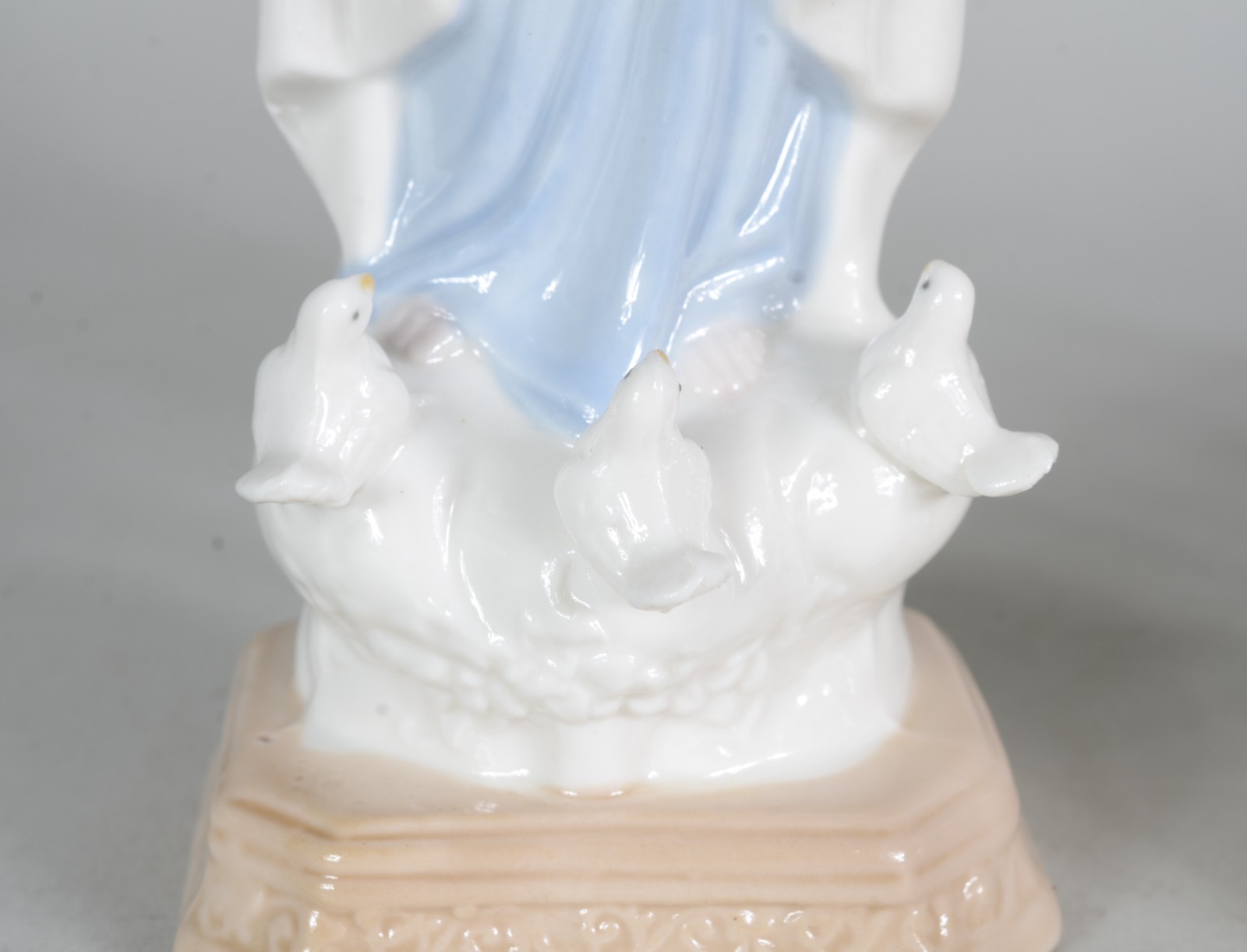 Três estatuetas de porcelana representando Nossa Senhora de Fatima... - foto 3 de 6