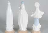 Três estatuetas de porcelana representando Noss... - Três estatuetas de porcelana representando Nossa Senhora de Fatima, Nossa Senhora da Conceição e Maria.