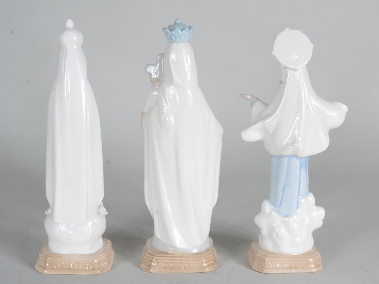 Três estatuetas de porcelana representando Nossa Senhora de Fatima... - foto 4 de 6