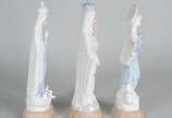 Três estatuetas de porcelana representando Noss... - Três estatuetas de porcelana representando Nossa Senhora de Fatima, Nossa Senhora da Conceição e Maria.