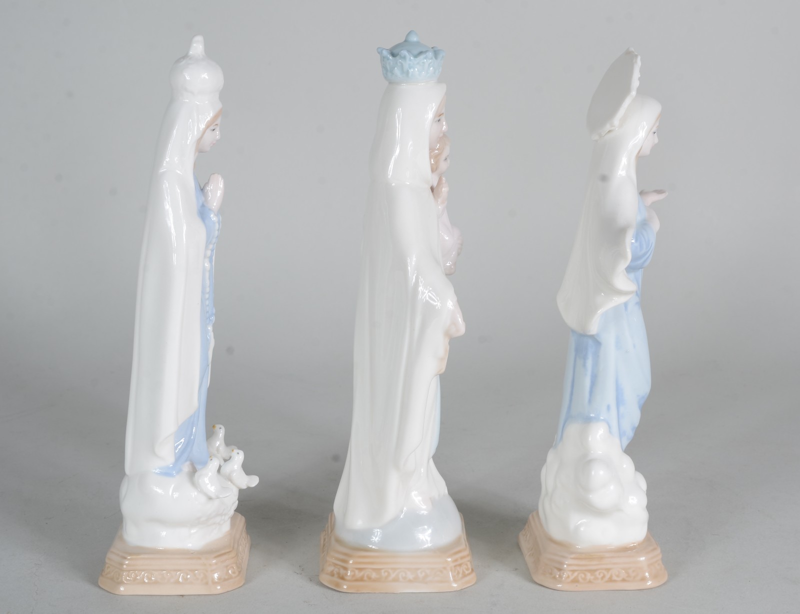 Três estatuetas de porcelana representando Nossa Senhora de Fatima... - foto 5 de 6