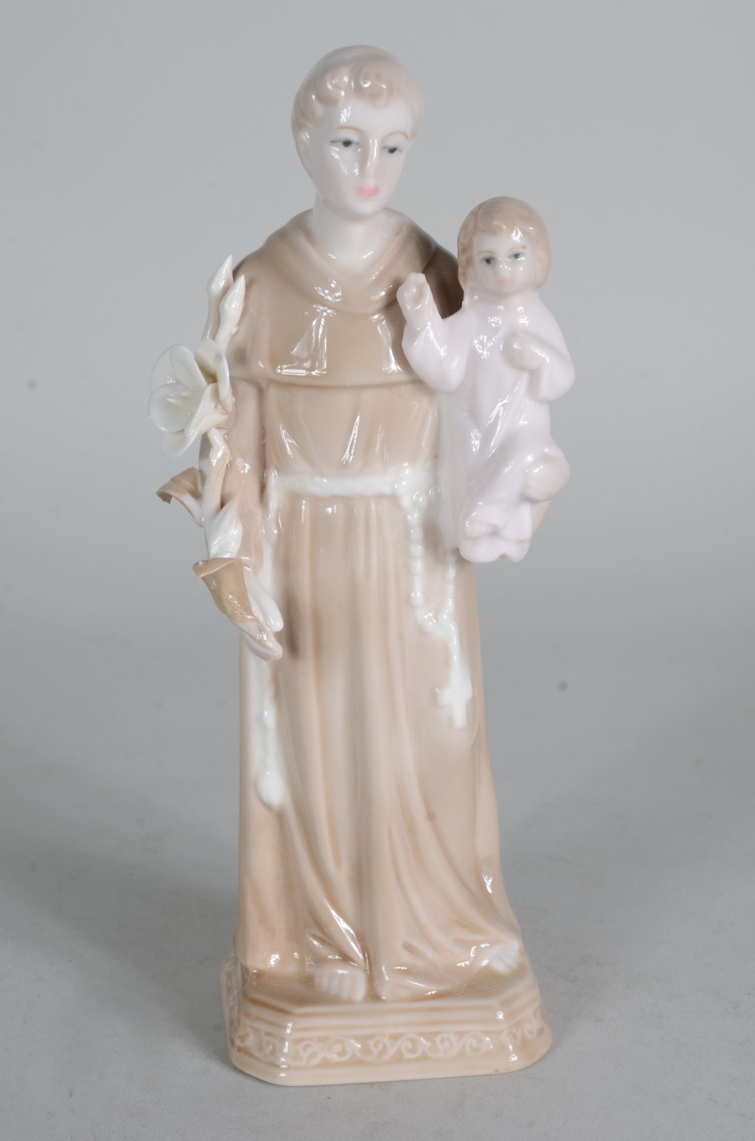 Estatueta de porcelana policromada representando Santo Antônio com... - foto 1 de 7