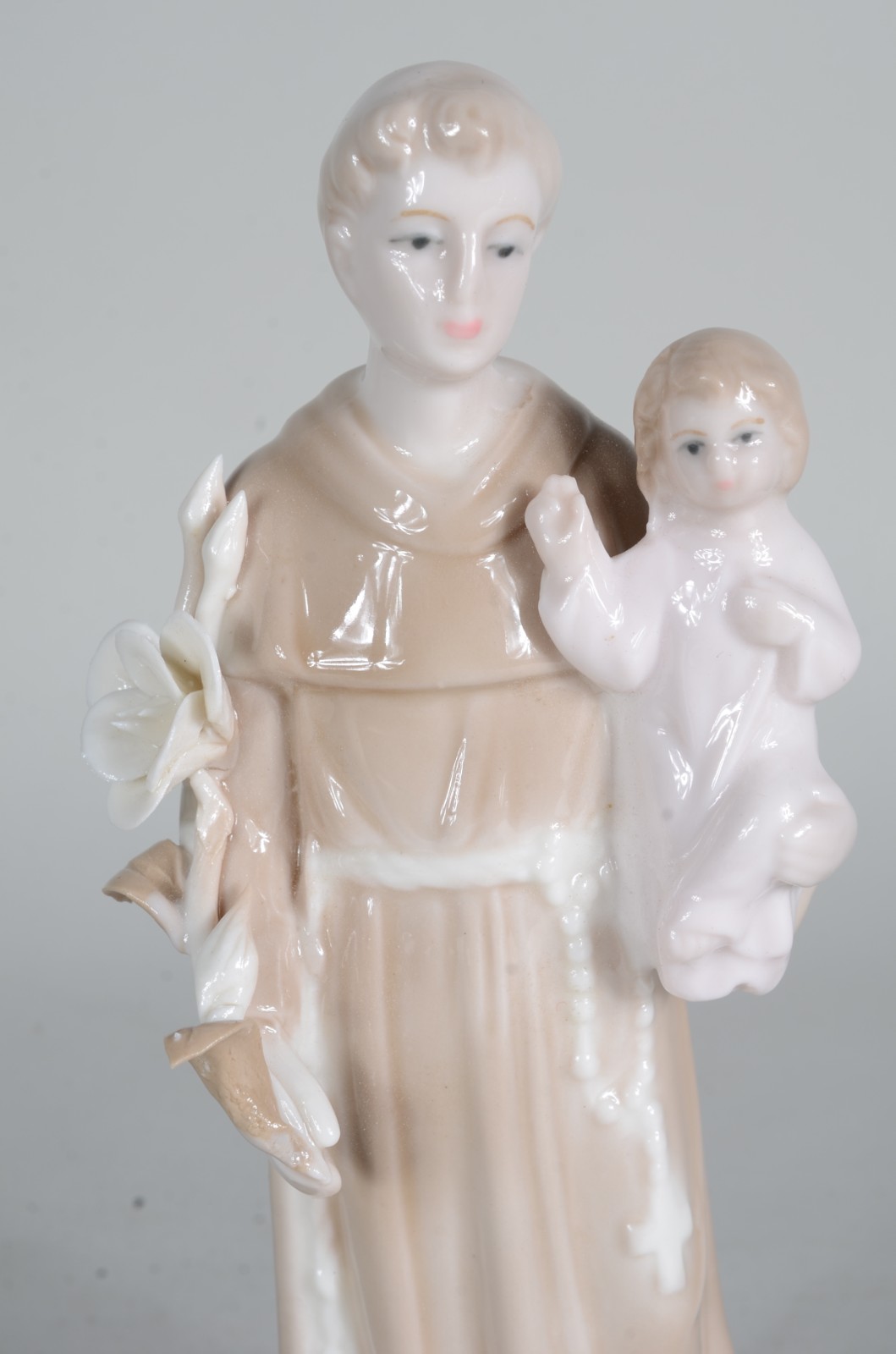 Estatueta de porcelana policromada representando Santo Antônio com... - foto 2 de 7