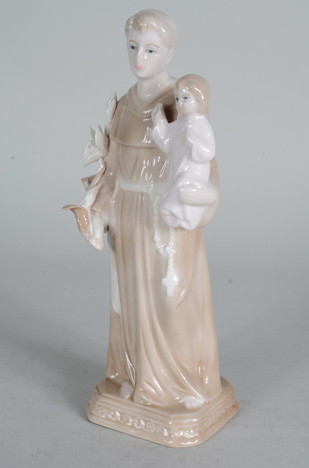 Estatueta de porcelana policromada representando Santo Antônio com... - foto 3 de 7