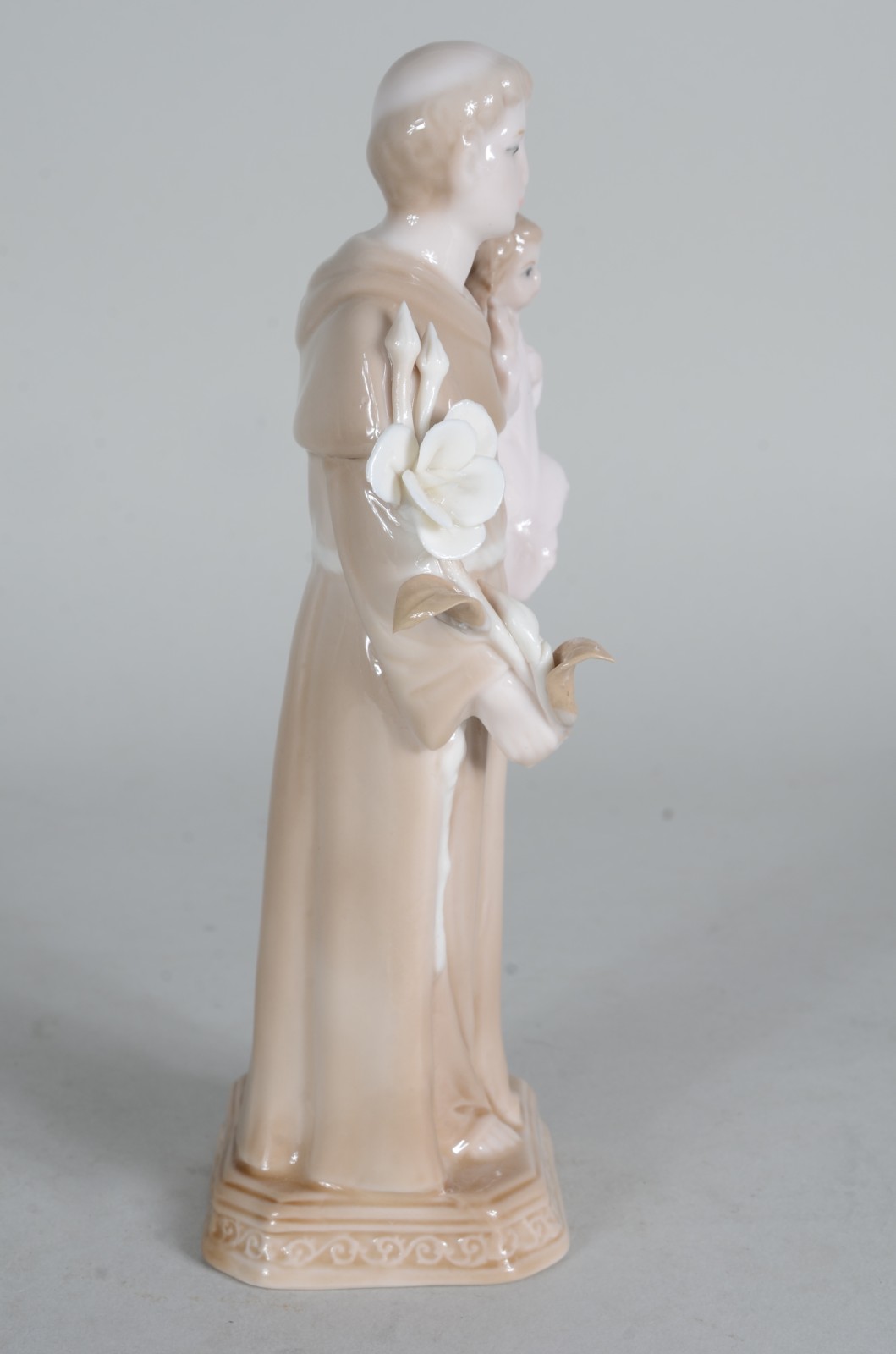 Estatueta de porcelana policromada representando Santo Antônio com... - foto 4 de 7