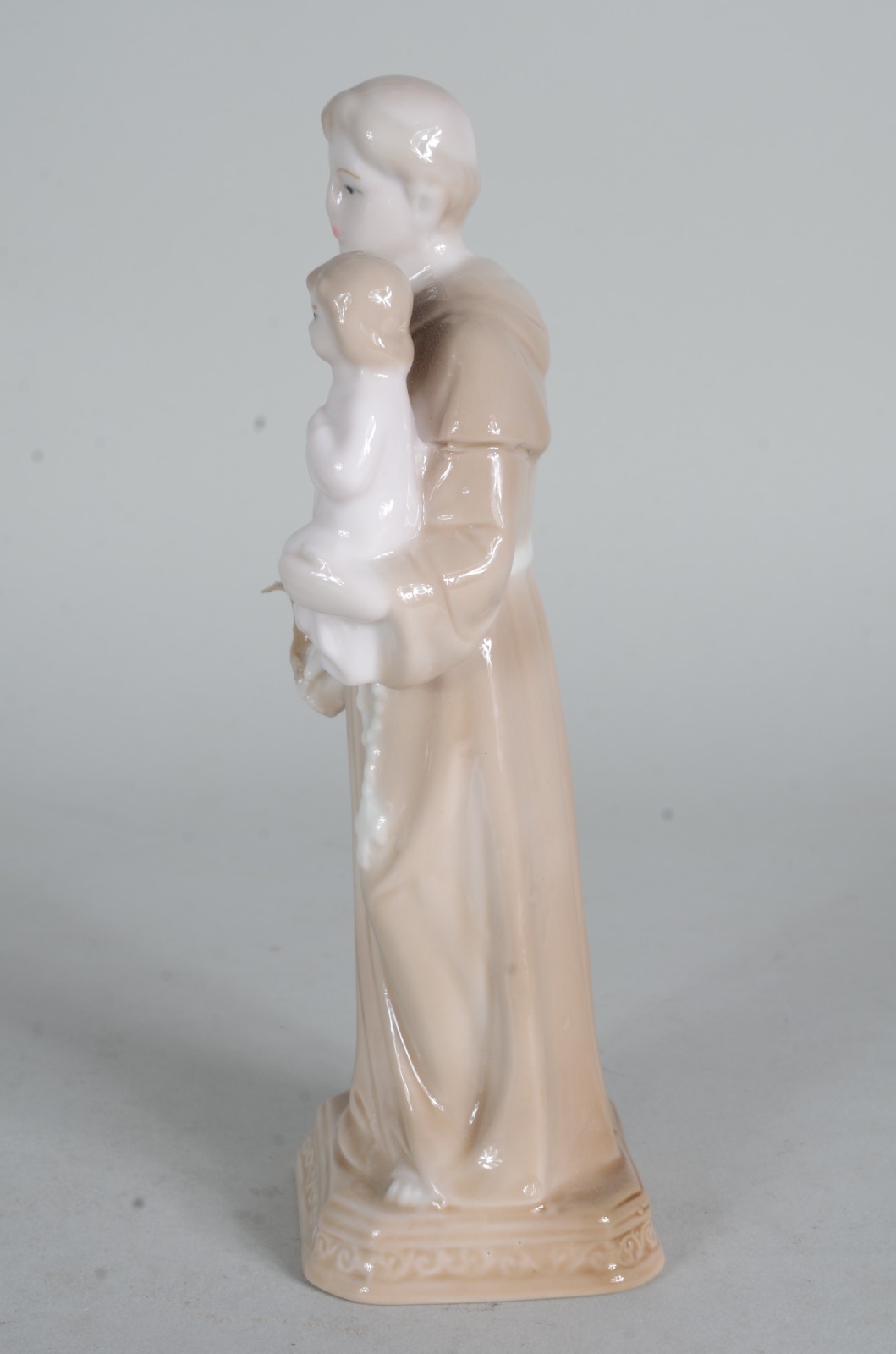 Estatueta de porcelana policromada representando Santo Antônio com... - foto 5 de 7