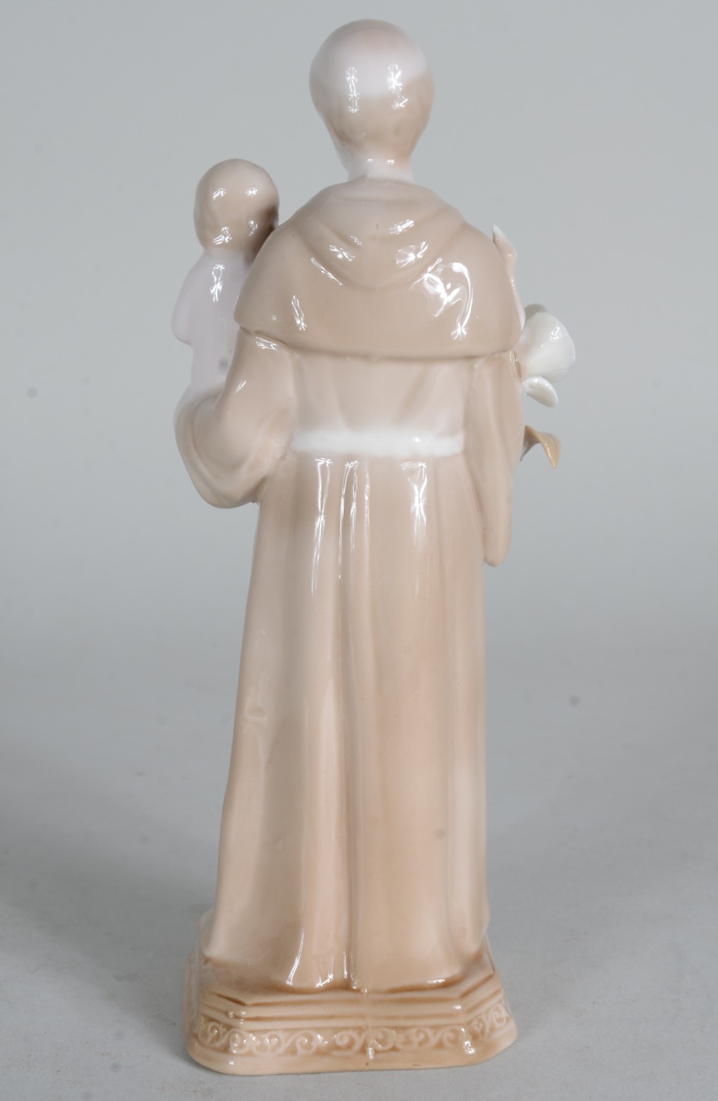 Estatueta de porcelana policromada representando Santo Antônio com... - foto 6 de 7
