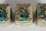 Três porta anéis de porcelana oriental, tampas ... - Três porta anéis de porcelana oriental, tampas decoradas com gueixas em policromia e cenas eróticas no fundo.