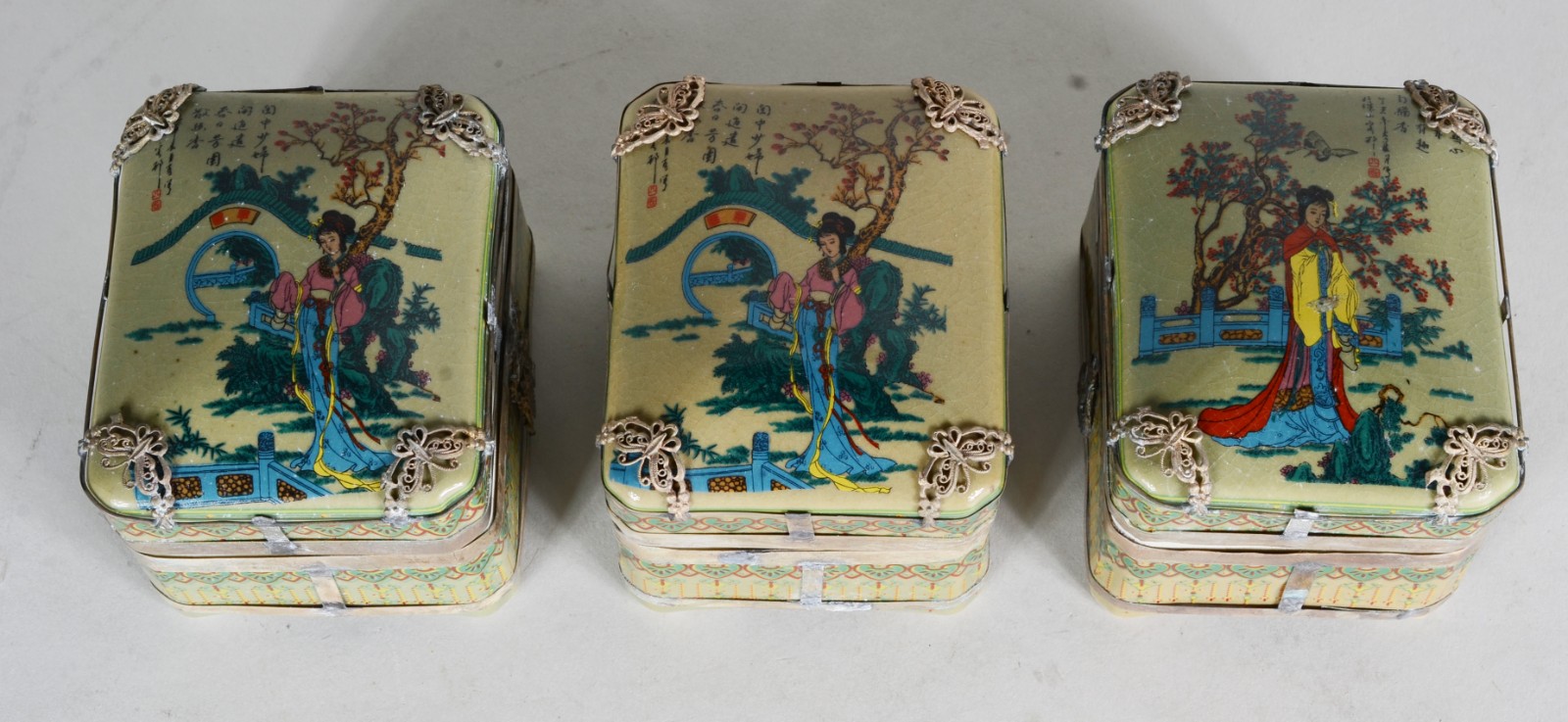 Três porta anéis de porcelana oriental, tampas decoradas com gueixas... - foto 1 de 9