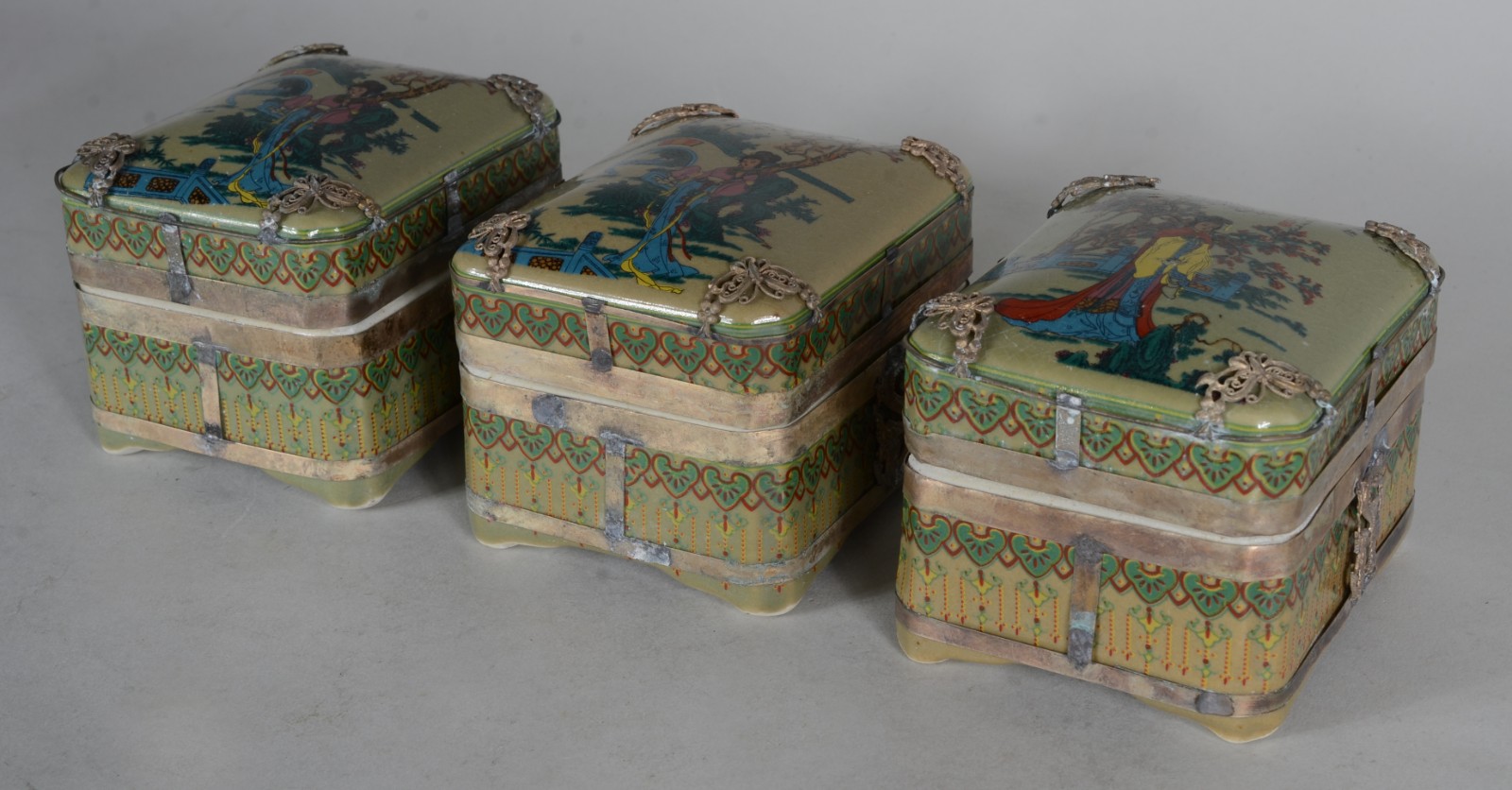 Três porta anéis de porcelana oriental, tampas decoradas com gueixas... - foto 2 de 9